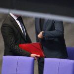 Polizisten untersuchen Beleidigungen gegen Politiker; steigende Zahlen in Kriminalstatistik dokumentiert.