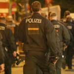 Polizei im Einsatz gegen häusliche Gewalt, Distanzelektroimpulsgerät zur Deeskalation.
