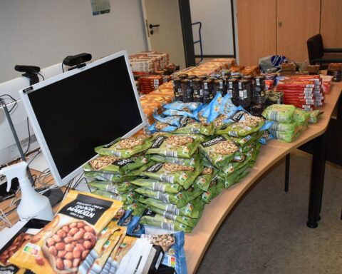 Polizei sichert Lebensmittel und Süßwaren nach verdächtiger Verkehrskontrolle in Gieboldehausen.