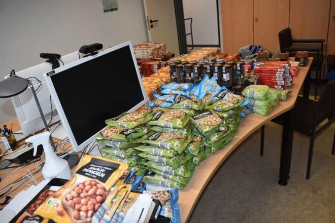 Polizei sicherstellt mutmaßlich gestohlene Süßigkeiten in Gieboldehausen