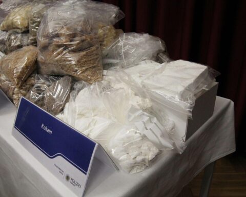 Zwei Männer, Drogenutensilien und große Mengen Kokain und Crystal Meth in Wohnung entdeckt.