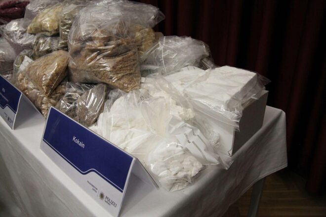 Polizei stellt Kokain und Crystal in Regensburger Wohnung sicher