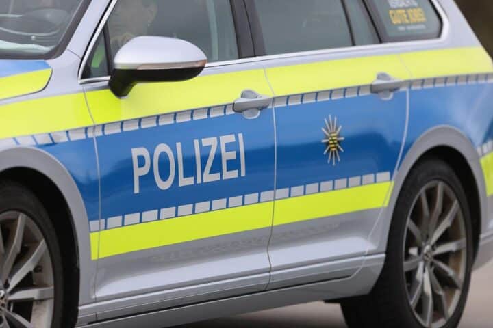 Polizeiauto am Bahnhof nach Schüssen mit Schreckschusswaffen. Verdächtige Männer festgenommen.