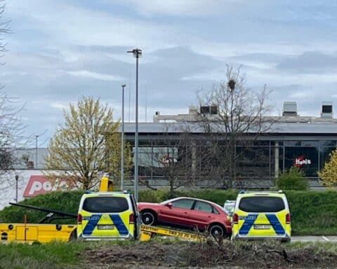 Polizisten überprüfen veränderte Fahrzeuge während gezielter Verkehrskontrollen in Jüchen.