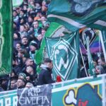 Fans zünden Pyrotechnik beim Nordderby, Polizei sichert erfolgreich das Weserstadion ab.