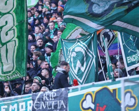 Fans zünden Pyrotechnik beim Nordderby, Polizei sichert erfolgreich das Weserstadion ab.