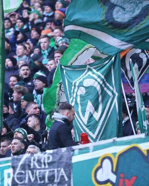 Fans zünden Pyrotechnik beim Nordderby, Polizei sichert erfolgreich das Weserstadion ab.