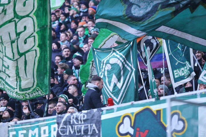 Fans zünden Pyrotechnik beim Nordderby, Polizei sichert erfolgreich das Weserstadion ab.
