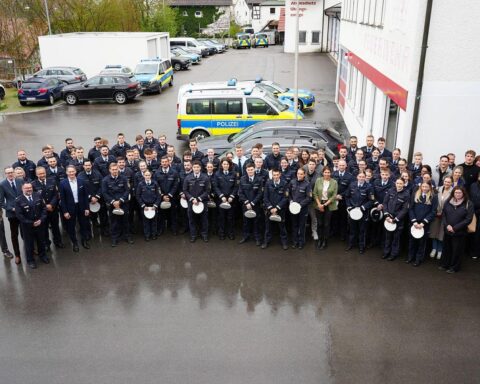 95 neue Polizeibeamte feiern ihren Einstieg beim Polizeipräsidium Ravensburg in festlicher Atmosphäre.