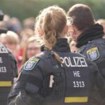 Rauchentwicklung im Stadion, Polizei interveniert, Fans zünden Pyrotechnik während des Spiels.