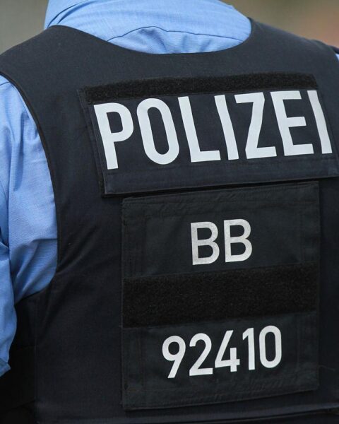 Ein verletzter Radfahrer auf einer Landstraße, Polizei vor Ort, Unfallaufnahme läuft.