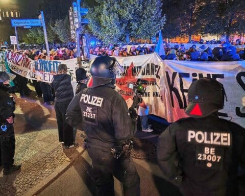 Linke Demonstranten skandieren gegen Polizei, Pyrotechnik und Rangeleien prägen die Walpurgisnacht.
