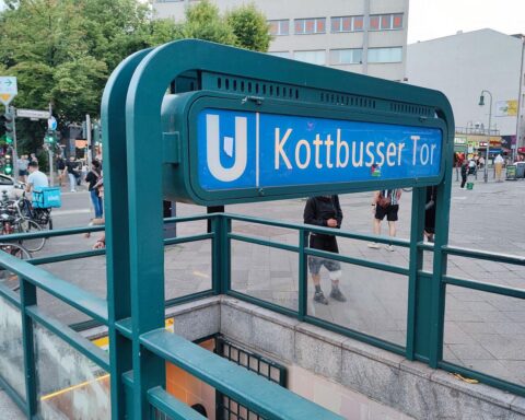 U-Bahnhof mit Menschen, Polizei, Spannung, Hinweise auf Raub und Körperverletzung.