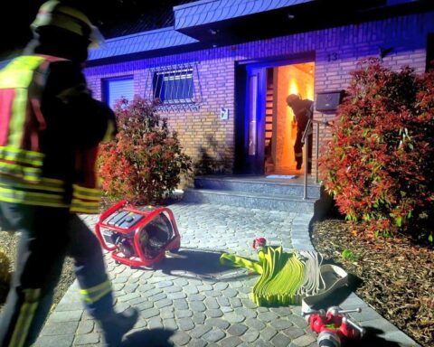 Feuerwehr bei nächtlichem Einsatz, Rauchwarnmelder rettet Bewohner vor Brand in Sonsbeck.