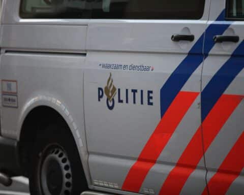 Polizei durchsucht Büros und Wohnungen wegen illegaler Aktiengeschäfte in Deutschland und den Niederlanden.