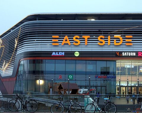East Side Mall in Berlin, symbolisiert Entwicklung der Kaufkraft und wirtschaftliche Unterschiede.