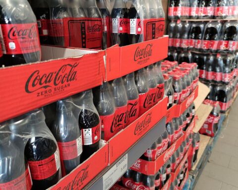 Coca-Cola-Flaschen im Supermarktregal, Symbol für geplante Zuckersteuer und Steuerpolitik.