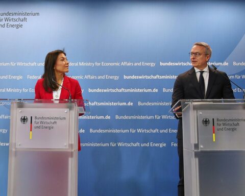 Katherina Reiche und Karsten Wildberger präsentieren KI-Empfehlungen für Deutschlands wirtschaftliche Zukunft.