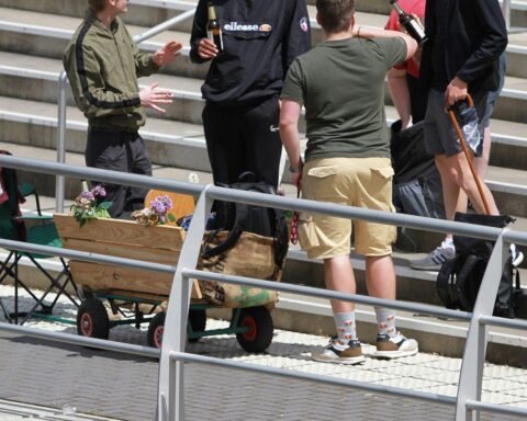 Männer feiern Christi Himmelfahrt mit Bollerwagen, symbolisieren Tradition und gesellschaftliche Zusammenkünfte.