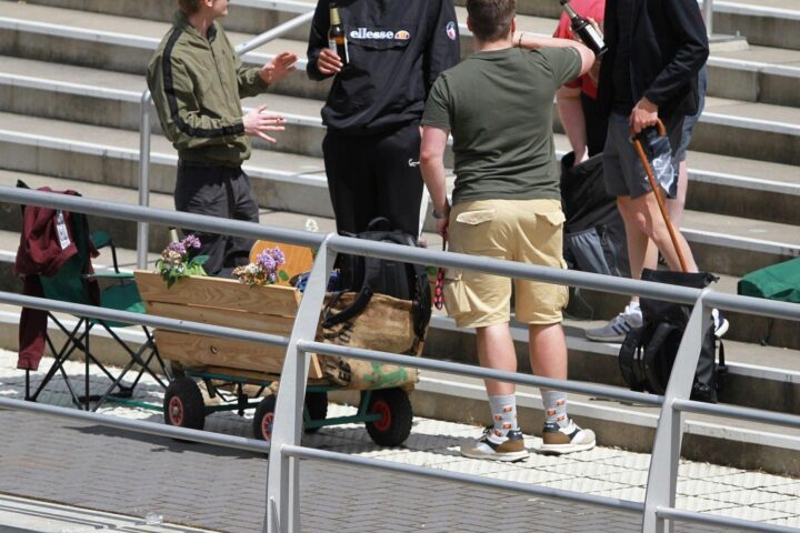 Männer feiern Christi Himmelfahrt mit Bollerwagen, symbolisieren Tradition und gesellschaftliche Zusammenkünfte.