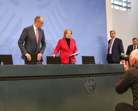 Ministerpräsidentin Anke Rehlinger bei Pressekonferenz, Strategien für Entlastungen und Industriepolitik.