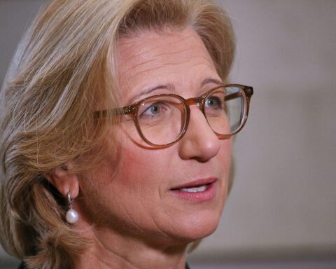 Anke Rehlinger spricht mit Bürgern am Europa-Tag in Schengen über europäische Themen.