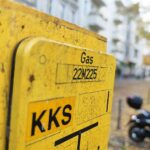 Gas-Hinweisschild vor einer Energielieferstelle, symbolisiert die gesicherte Energieversorgung in Deutschland.