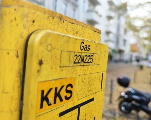 Gas-Hinweisschild vor einer Energielieferstelle, symbolisiert die gesicherte Energieversorgung in Deutschland.