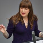 Heidi Reichinnek diskutiert Antisemitismus und Nahostpolitik in einer Pressekonferenz.