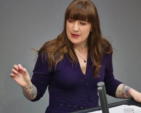 Heidi Reichinnek diskutiert Antisemitismus und Nahostpolitik in einer Pressekonferenz.