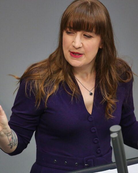 Heidi Reichinnek diskutiert Antisemitismus und Nahostpolitik in einer Pressekonferenz.