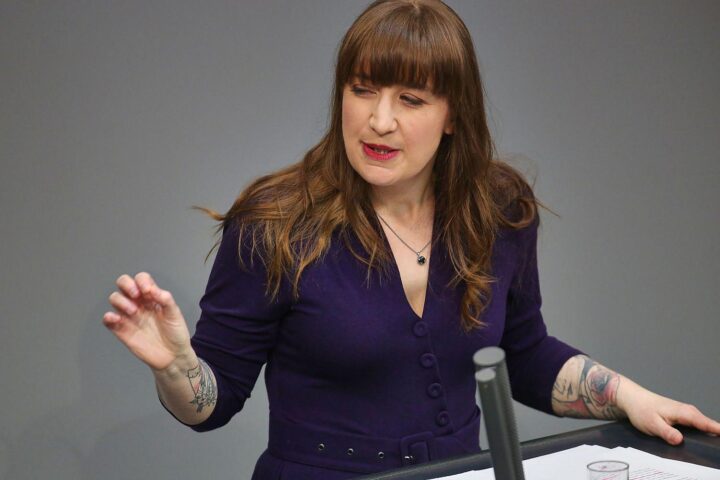 Heidi Reichinnek diskutiert Antisemitismus und Nahostpolitik in einer Pressekonferenz.