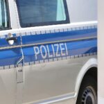 Polizeiauto am Einsatzort, Einsatzkräfte, Schüler evakuiert, Rettungsdienst vor Ort, Sicherheitsmaßnahmen.