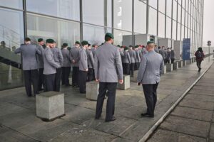 Reservisten der Bundeswehr in Uniform, Rahmenbedingungen und Verbesserung der Betreuung thematisierend.