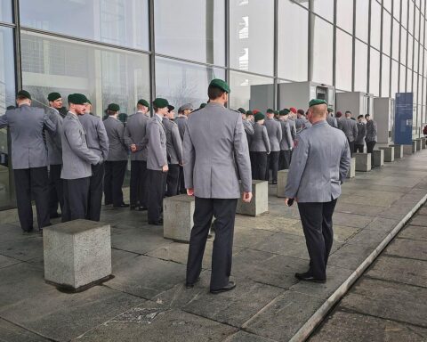 Reservisten der Bundeswehr in Uniform, Rahmenbedingungen und Verbesserung der Betreuung thematisierend.
