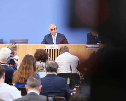 Reza Pahlavi spricht in Berlin über die Notwendigkeit internationaler Unterstützung für Iran.