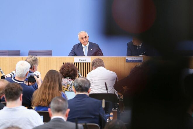 Reza Pahlavi mahnt Westen zu mehr Engagement gegen Mullah-Regime