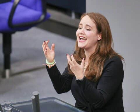 Ricarda Lang fordert finanzielle Entlastungen für Bürger und Maßnahmen gegen hohe Lebenshaltungskosten.