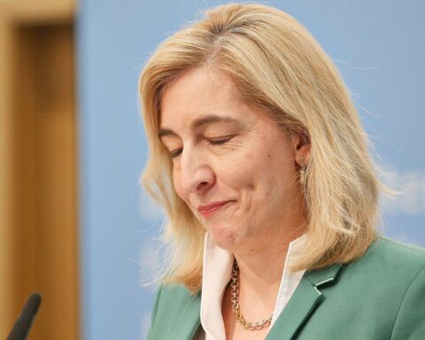 Nina Warken im Dialog über Gesundheitsreform, symbolisiert durch Büroatmosphäre und medizinische Elemente.