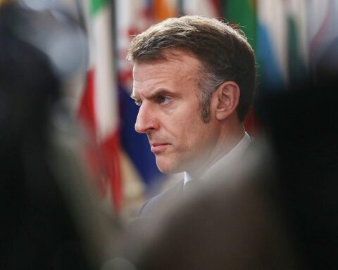 Norbert Röttgen kritisiert Macron, betont Bedeutung der Straßensicherung von Hormus für Deutschland.