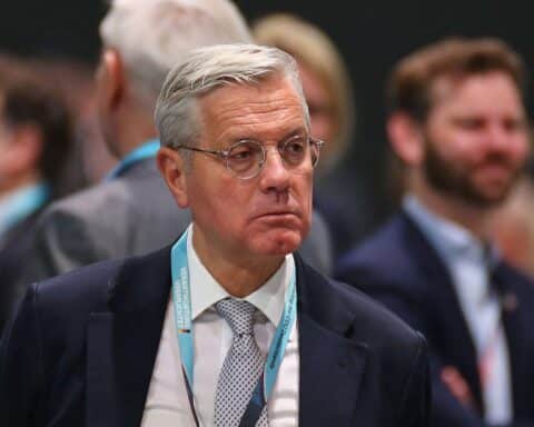 Norbert Röttgen diskutiert Seeblockade der Straße von Hormus, US-Präsident Trump, geopolitische Spannungen.