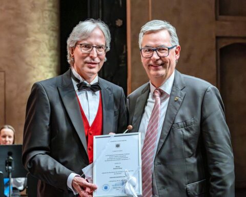Roland Haug erhält Ehrentitel „Kreismusikdirektor“ bei Musical-Gala des Kreisjugendorchesters in Ludwigsburg.