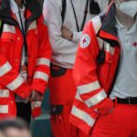 Ein DRK-Helfer, der humanitäre Hilfe leistet, symbolisiert Unterstützung in Krisenzeiten.