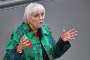 Claudia Roth fordert mehr Trainerinnen im Männerfußball; Unterstützung für geschlechtergerechte Führungsrollen notwendig.