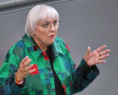 Claudia Roth fordert mehr Trainerinnen im Männerfußball; Unterstützung für geschlechtergerechte Führungsrollen notwendig.