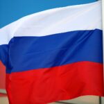 Russische Flagge, Symbol für Meinungsfreiheitseinschränkung, Kritik an Putin und Kunstverfolgung.