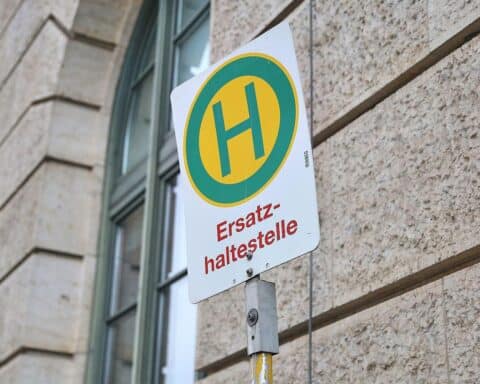 Ersatzhaltestelle mit wartenden Passagieren; Symbol für die angespannten Busverbindungen in Schleswig-Holstein.