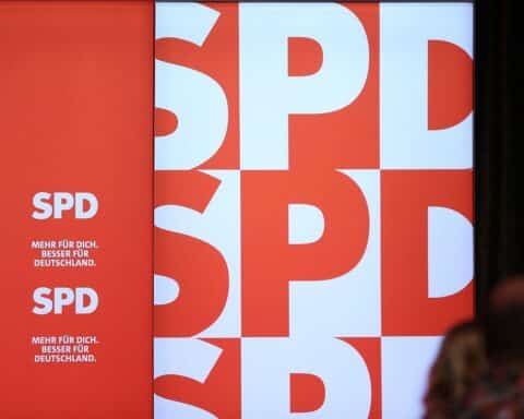 SPD-Logo, Lutz Liebscher, Protest gegen Kürzungen bei Demokratieprojekten, Erfurt, Thüringer Landtag.