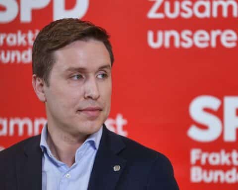 Ein SPD-Politiker kritisiert steigende Preise für Schokohasen vor Ostern und fordert Transparenz.