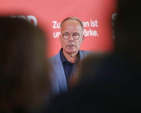 Matthias Miersch diskutiert Schuldenaufnahme zur Wirtschaftsstabilität während der Iran-Krise.